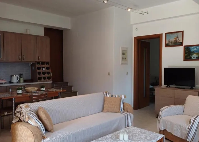 Efi\'S Guest House